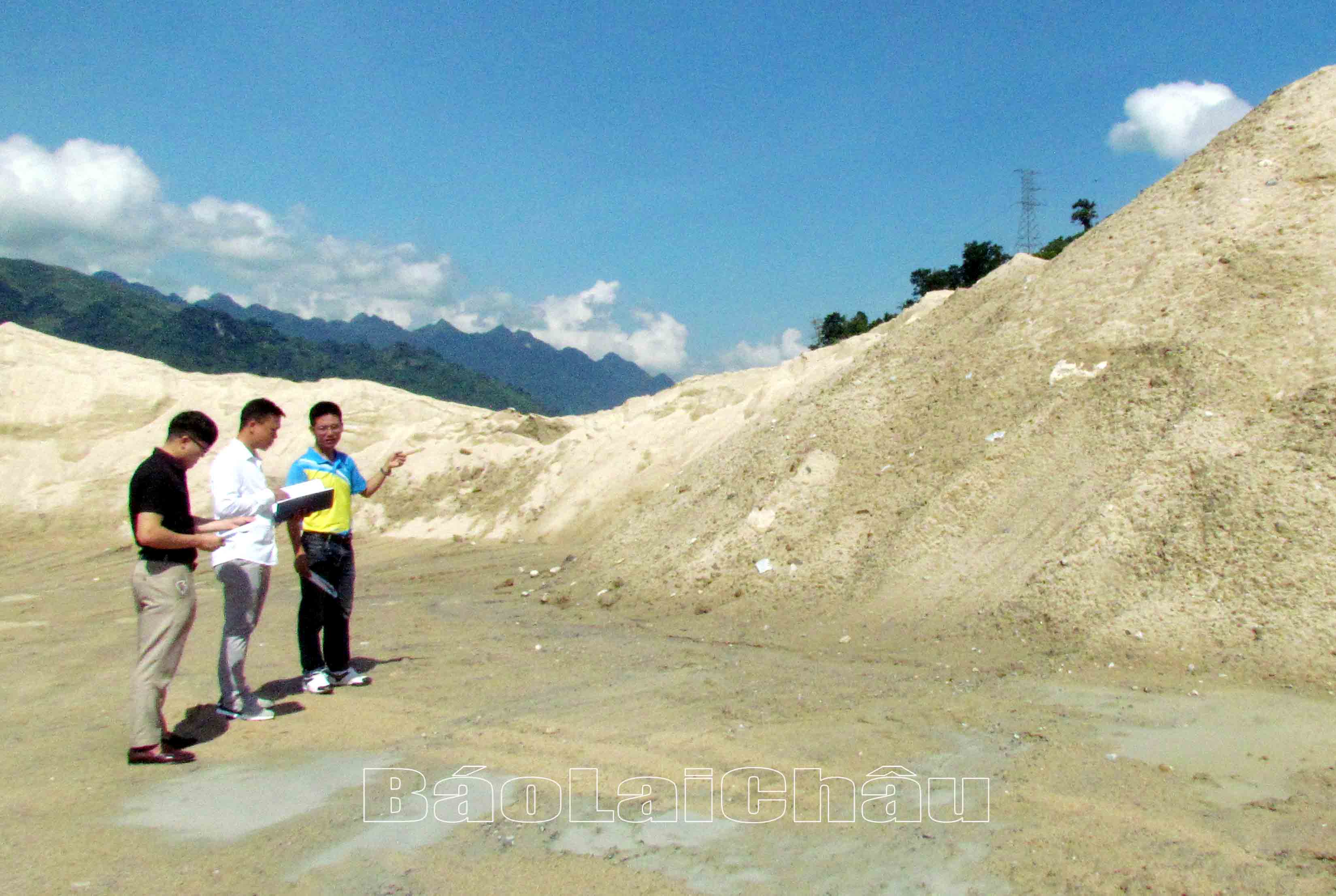 Cán bộ tài nguyên môi trường huyện Phong Thổ, xã Nậm Xe nắm tình hình việc khai thác, sử dụng cát của Công ty Cổ phần SCI Lai Châu (chủ đầu tư) xây dựng công trình thủy điện Nậm Xe.